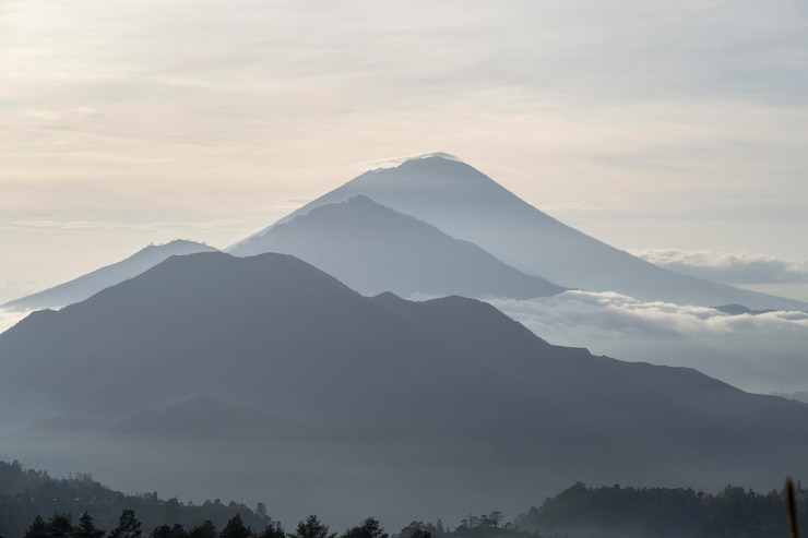 Photo 夕暮れ の 時 の 空 に 対する 山 の 景色