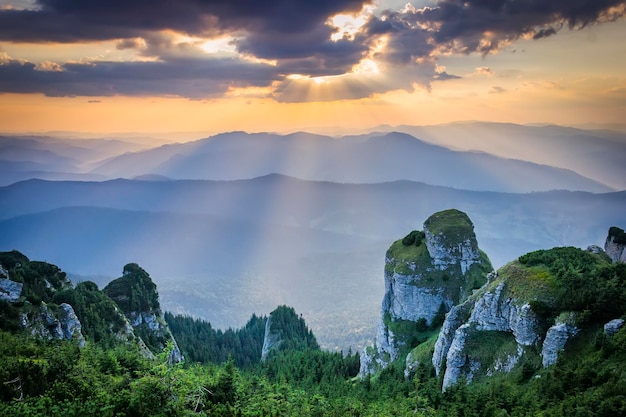 Photo scenic view of mountains against sky at sunset