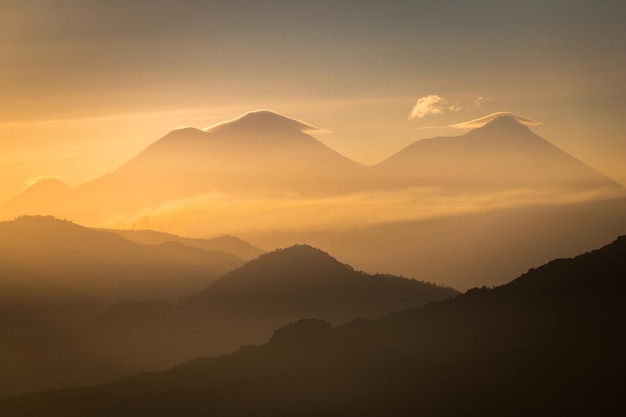夕暮れ の 時 の 空 に 対する 山 の 景色