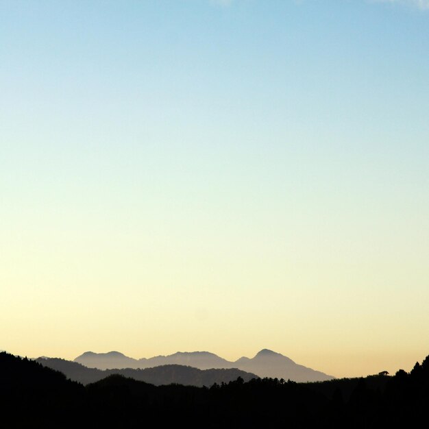 夕暮れの空に照らされた山の景色