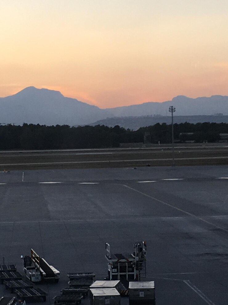 Photo 夕暮れ の 時 の 空 に 対する 山 の 景色