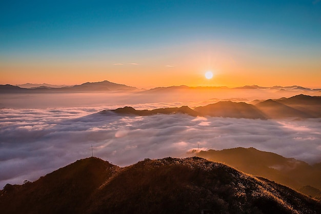 夕暮れ の 時 の 空 に 対する 山 の 景色