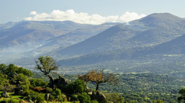 Photo scenic view of mountains against sky valle del jerte