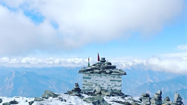 冬の天空を背景にした山の景色