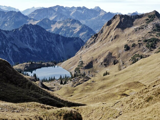 Photo scenic view of mountains against sky