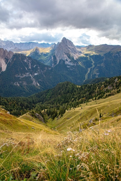 Foto la vista panoramica delle montagne contro il cielo