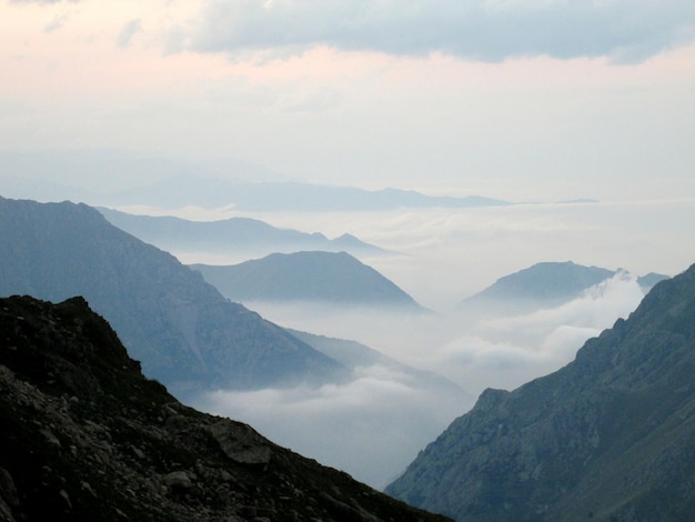 空に照らされた山の景色