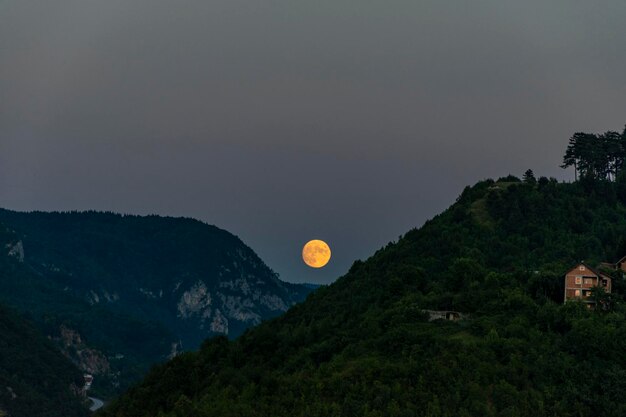 Foto la vista panoramica delle montagne contro il cielo