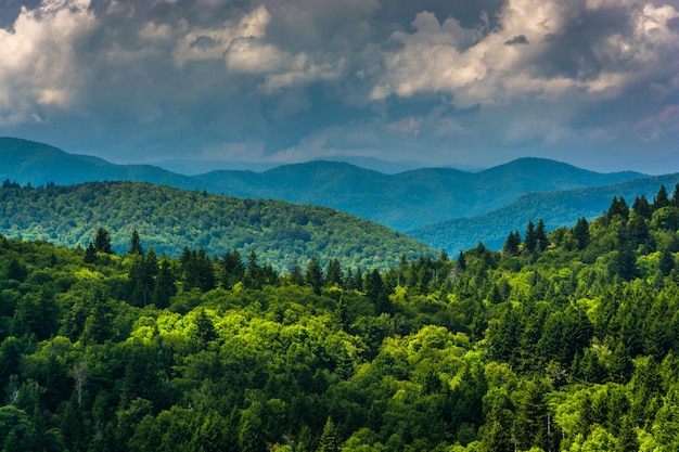 Foto la vista panoramica delle montagne contro il cielo