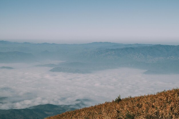 空の背景にある山の景色