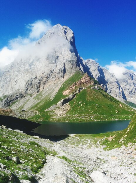 Foto la vista panoramica delle montagne contro il cielo