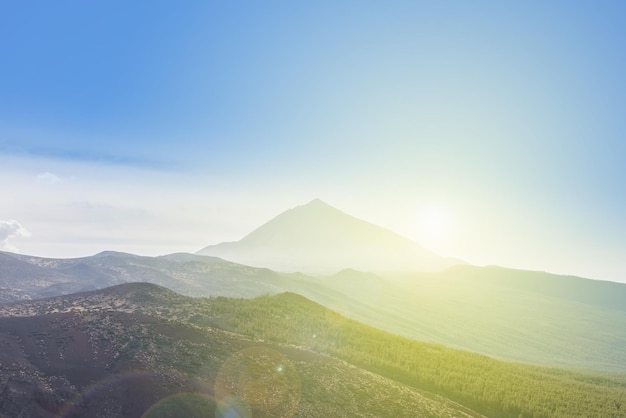 空の背景にある山の景色