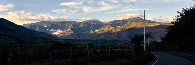 Foto la vista panoramica delle montagne contro il cielo