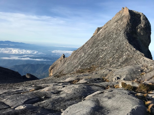 空に照らされた山の景色