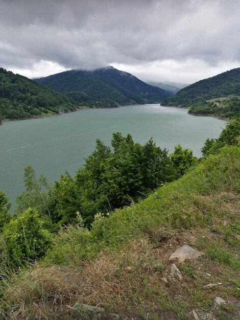 Foto la vista panoramica delle montagne contro il cielo