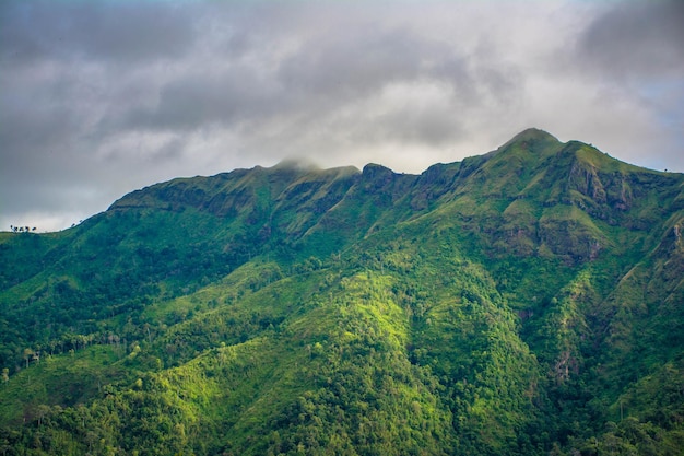 空の背景にある山の景色