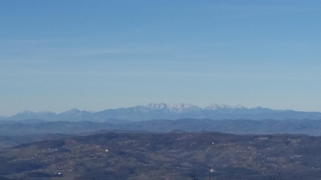 空の背景にある山の景色