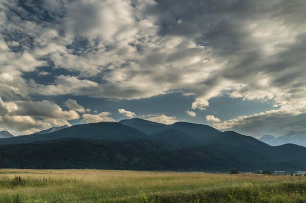 Foto la vista panoramica delle montagne contro il cielo