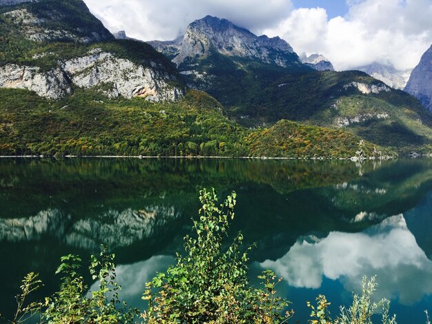 Photo scenic view of mountains against sky