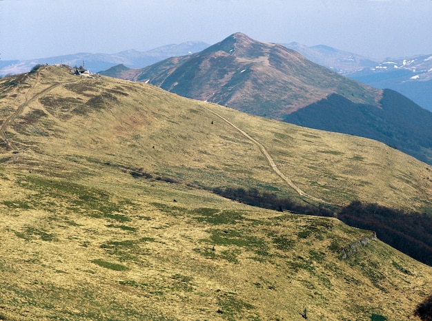 空の背景にある山の景色