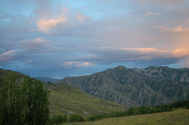 Foto la vista panoramica delle montagne contro il cielo