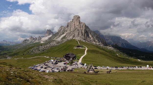 Foto la vista panoramica delle montagne contro il cielo