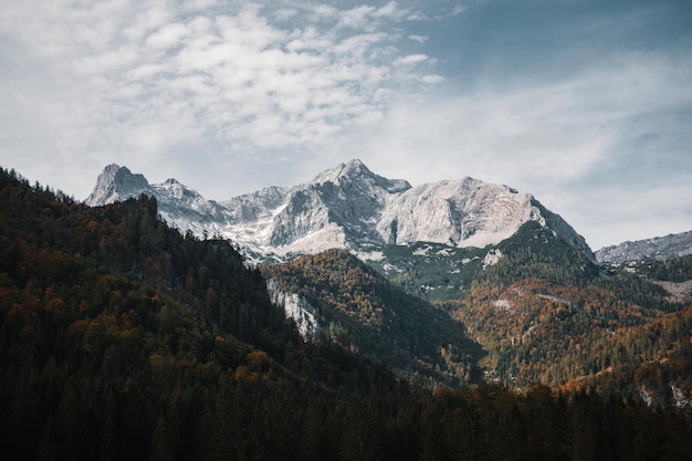 空の背景にある山の景色