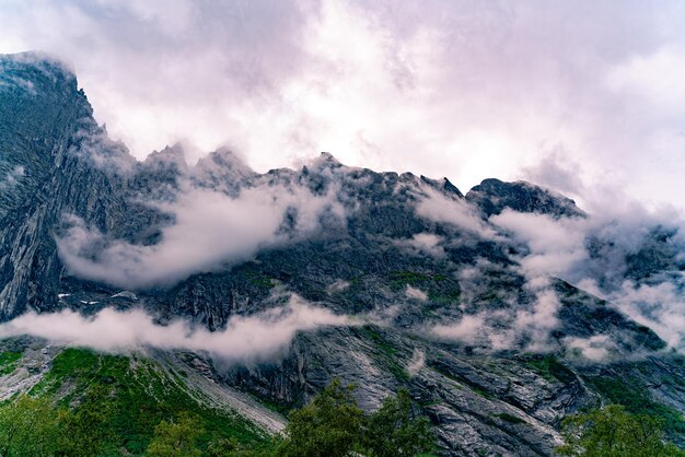 Foto la vista panoramica delle montagne contro il cielo