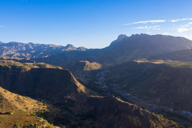 Foto la vista panoramica delle montagne contro il cielo