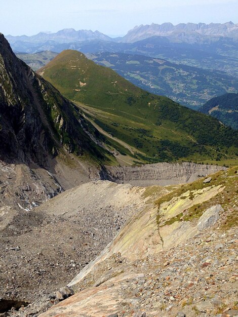 Foto la vista panoramica delle montagne contro il cielo