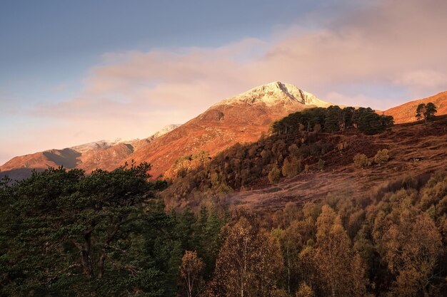 空の背景にある山の景色