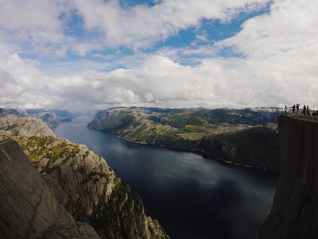 Foto la vista panoramica delle montagne contro il cielo