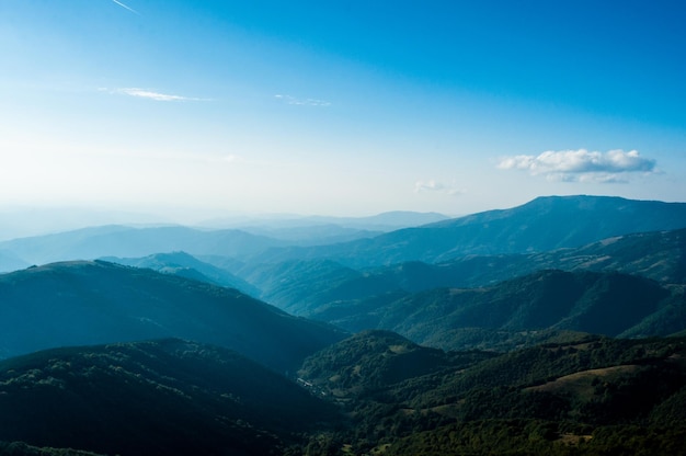 空の背景にある山の景色