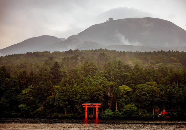 空に照らされた山の景色