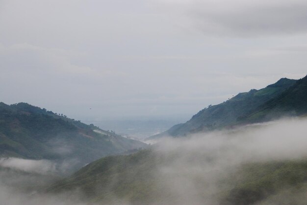 Photo scenic view of mountains against sky