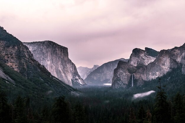 Photo scenic view of mountains against sky