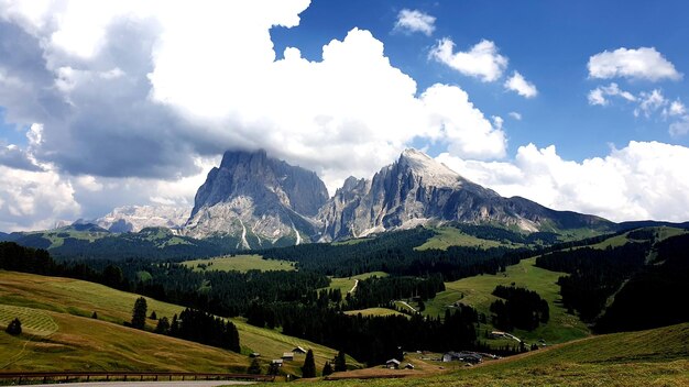 Foto la vista panoramica delle montagne contro il cielo