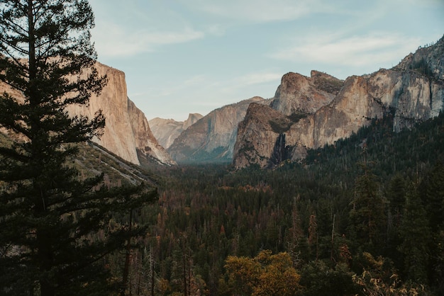 Photo scenic view of mountains against sky