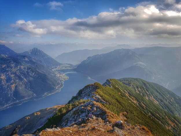 Photo scenic view of mountains against sky