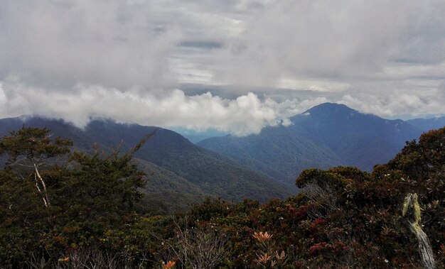 Foto la vista panoramica delle montagne contro il cielo