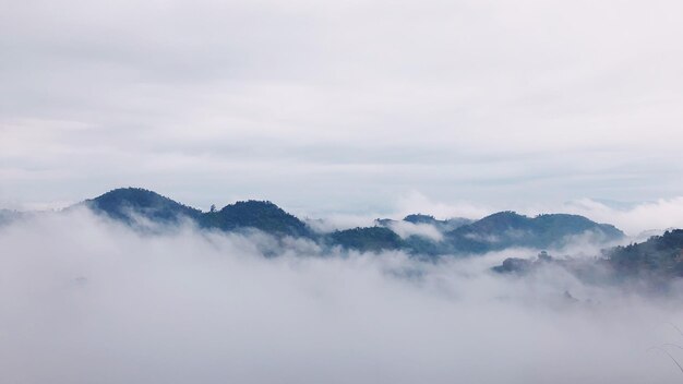 하늘 을 배경 으로 한 산 들 의 풍경