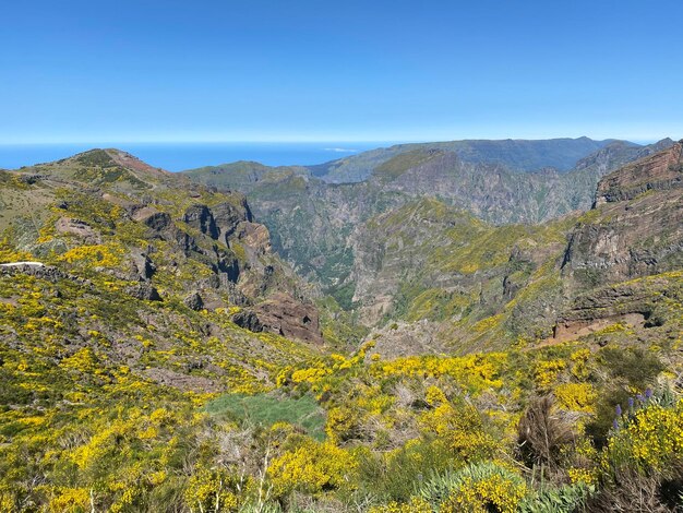 Foto la vista panoramica delle montagne contro il cielo