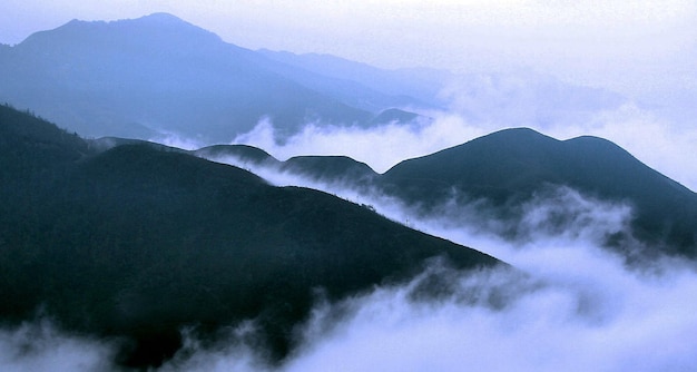 空に照らされた山の景色