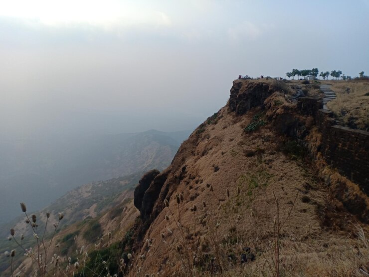 फोटो आकाश के सामने पहाड़ों का मनोरम दृश्य