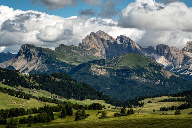 Foto la vista panoramica delle montagne contro il cielo