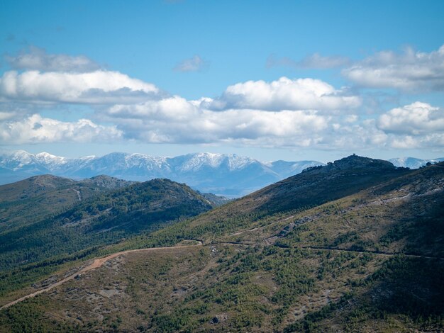 Photo scenic view of mountains against sky