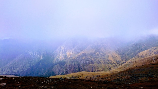 Foto la vista panoramica delle montagne contro il cielo