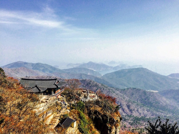 空に照らされた山の景色