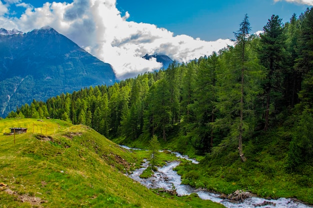 Foto la vista panoramica delle montagne contro il cielo