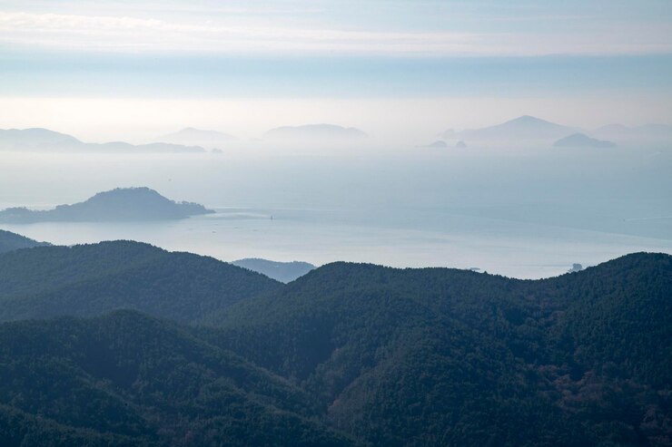 Photo 하늘 을 배경 으로 한 산 들 의 풍경